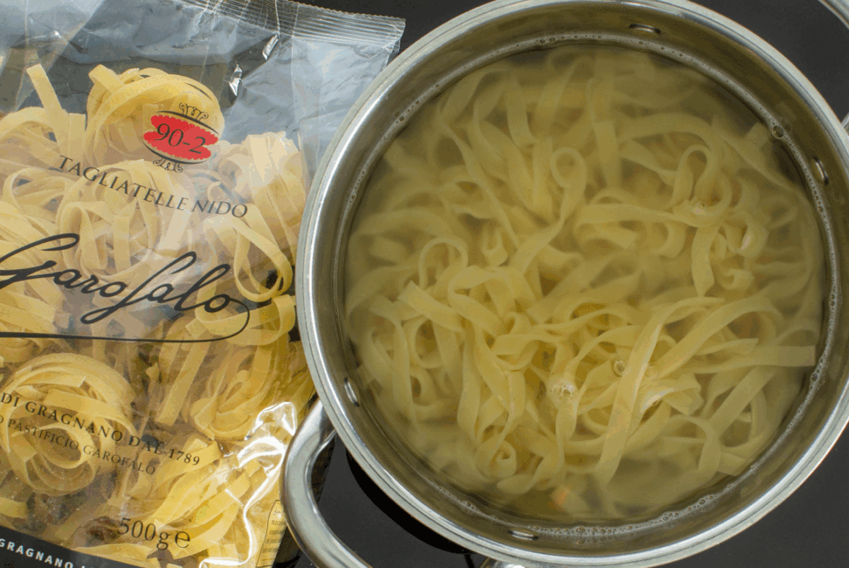 Tallarines salteados con setas al ajillo