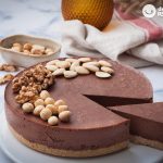 Tarta de mousse de chocolate negro con frutos secos. Postre paso a paso delicioso