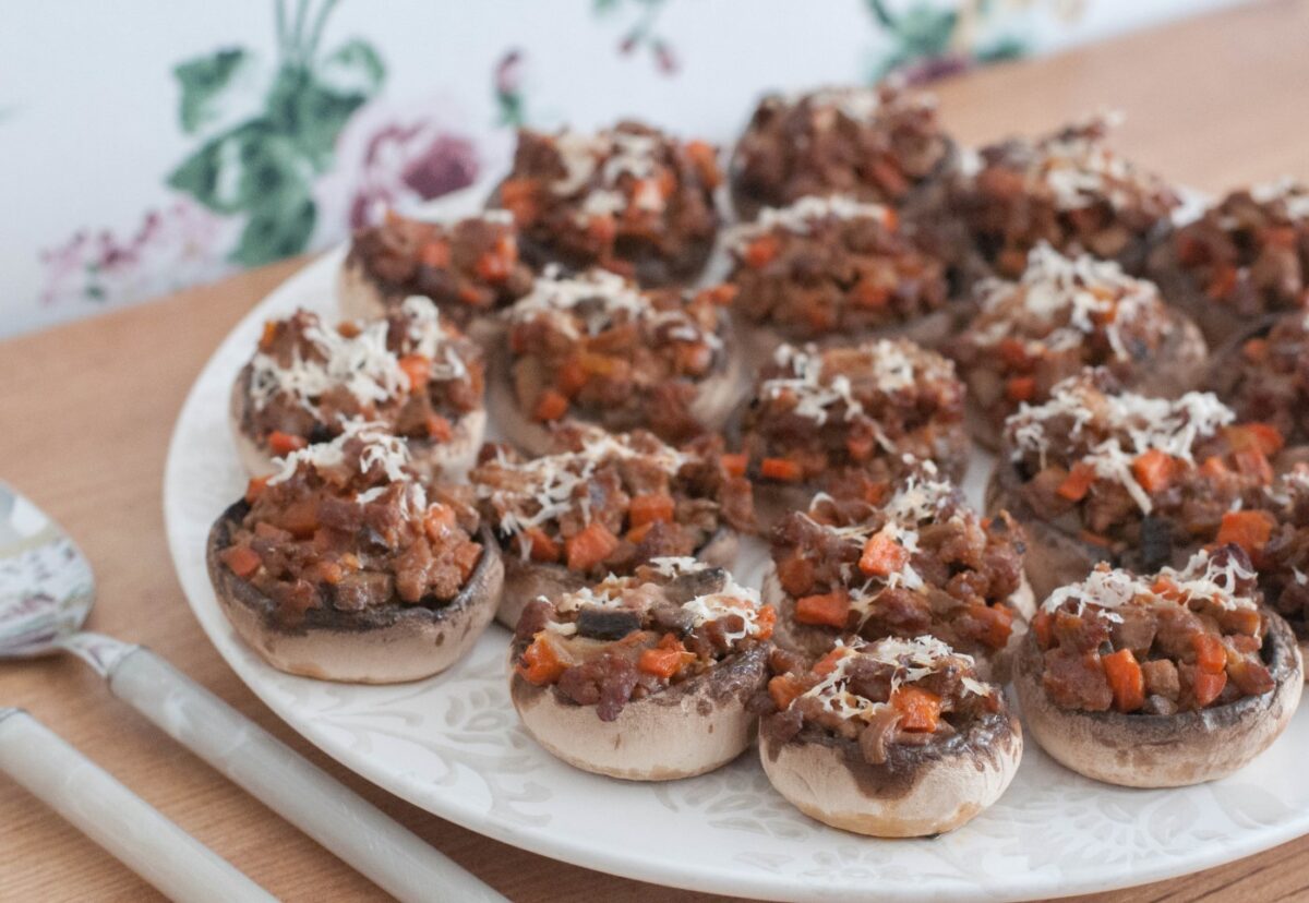 Champiñones rellenos de carne picada y queso al horno