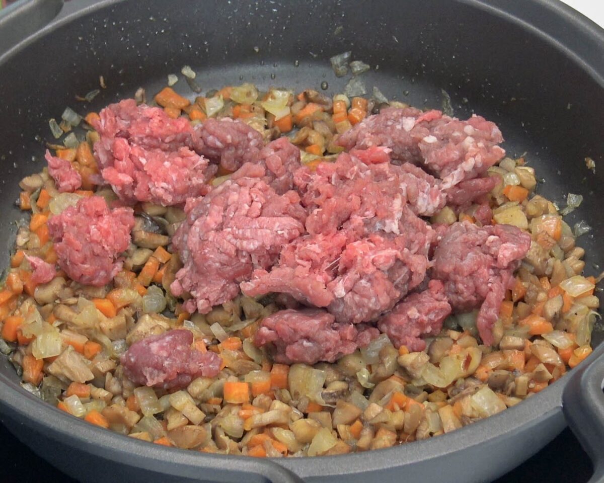 Champiñones rellenos de carne picada y queso al horno