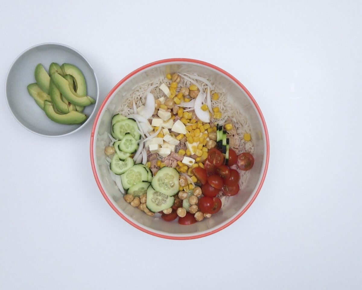 Ensalada arroz basmati con atún. Receta sencilla, fresca, saciante y deliciosa