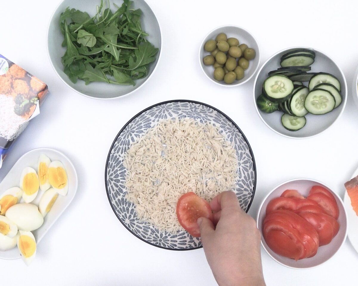 Ensalada de arroz, aguacate y salmón