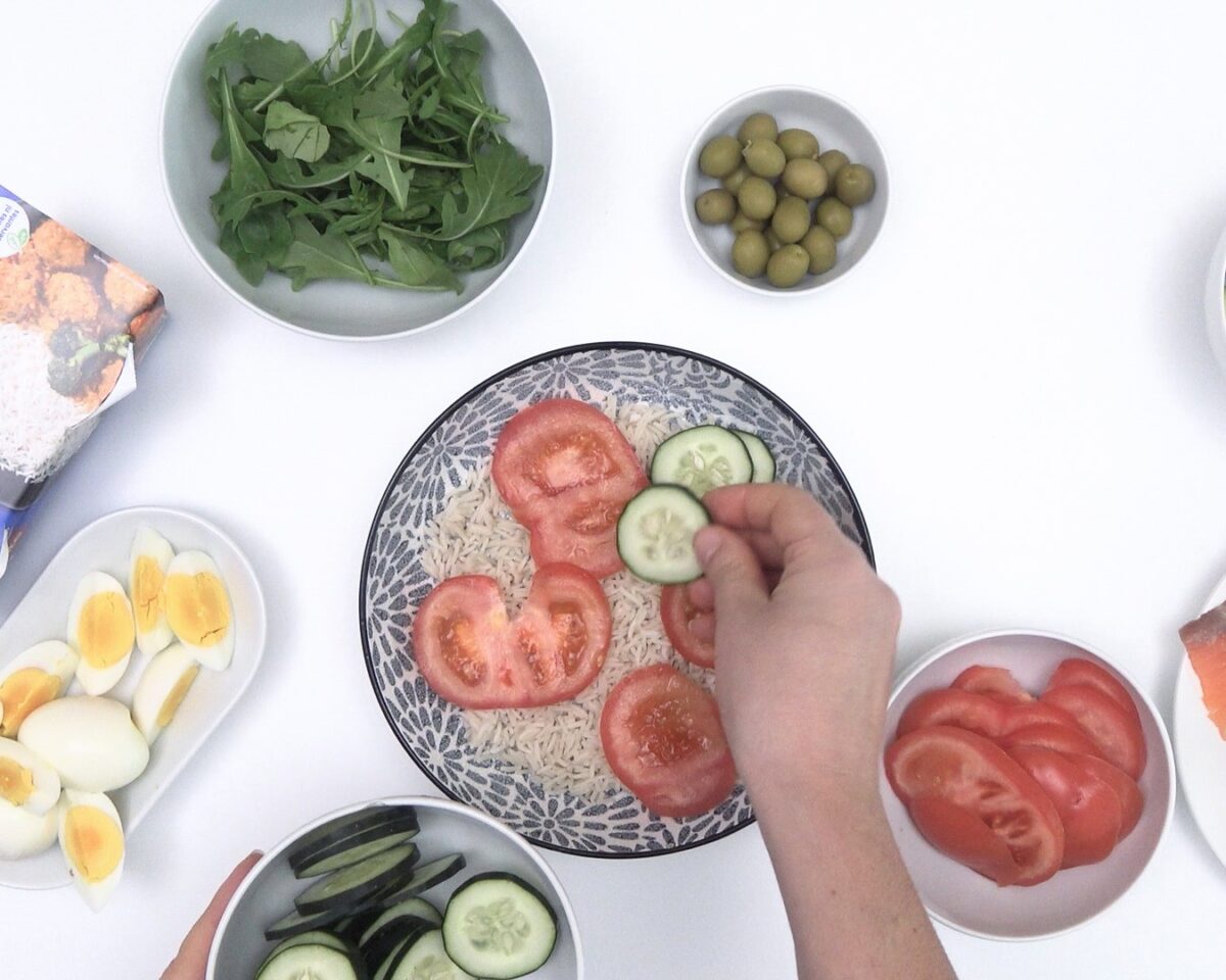Ensalada de arroz, aguacate y salmón