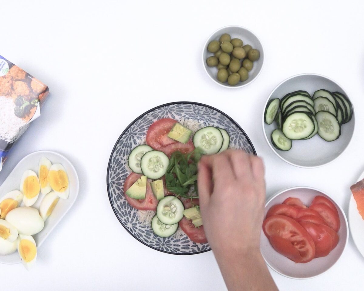 Ensalada de arroz, aguacate y salmón