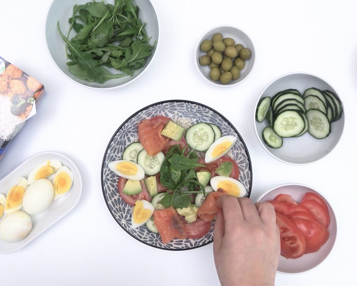 Ensalada de arroz, aguacate y salmón