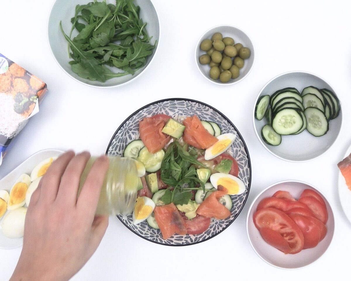Ensalada de arroz, aguacate y salmón