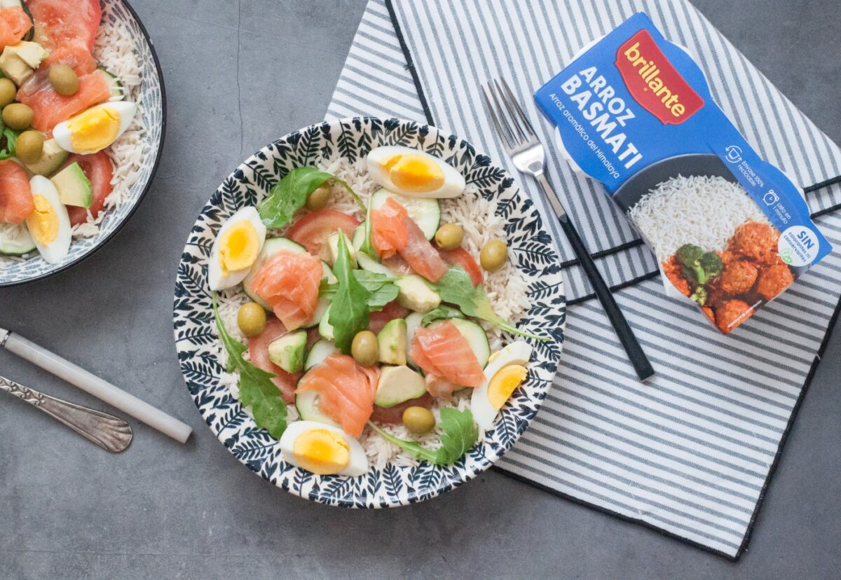 Ensalada de arroz, aguacate y salmón