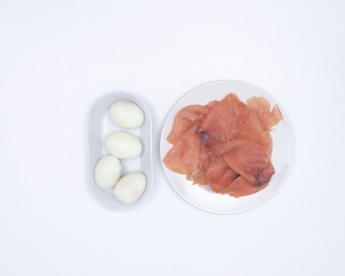 Ensalada de arroz, aguacate y salmón