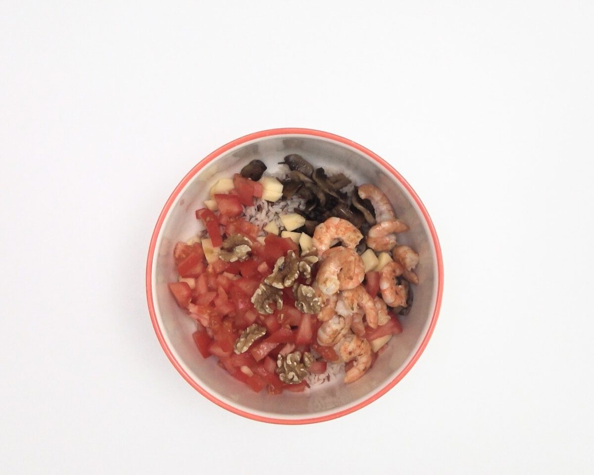 Ensalada de arroz y gambas. Receta fácil y rápida para el buen tiempo