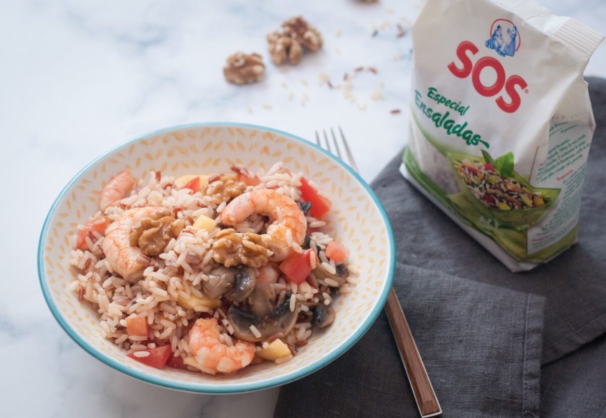 Ensalada de arroz y gambas. Receta fácil y rápida para el buen tiempo