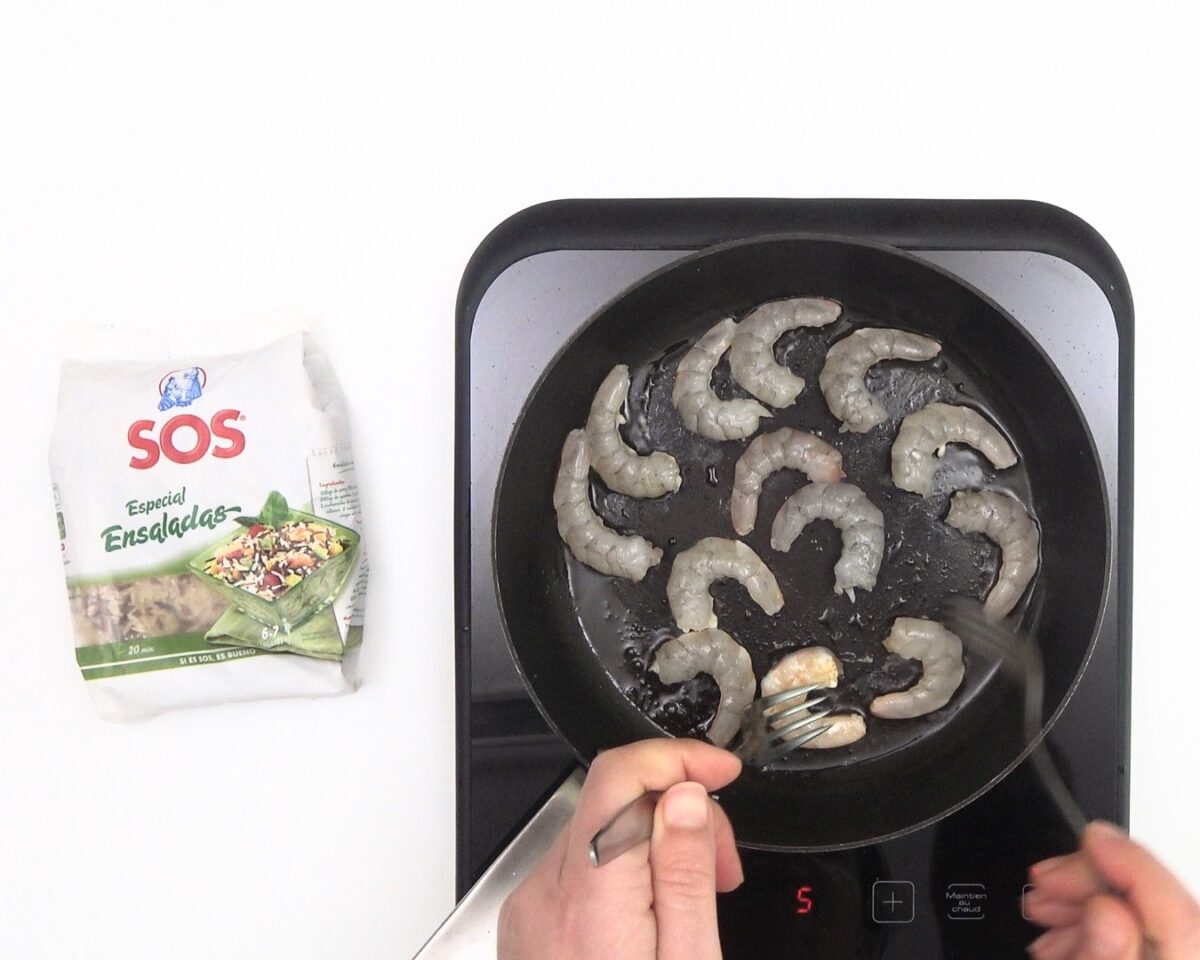 Ensalada de arroz y gambas. Receta fácil y rápida para el buen tiempo