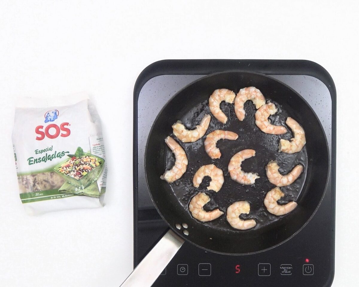 Ensalada de arroz y gambas. Receta fácil y rápida para el buen tiempo