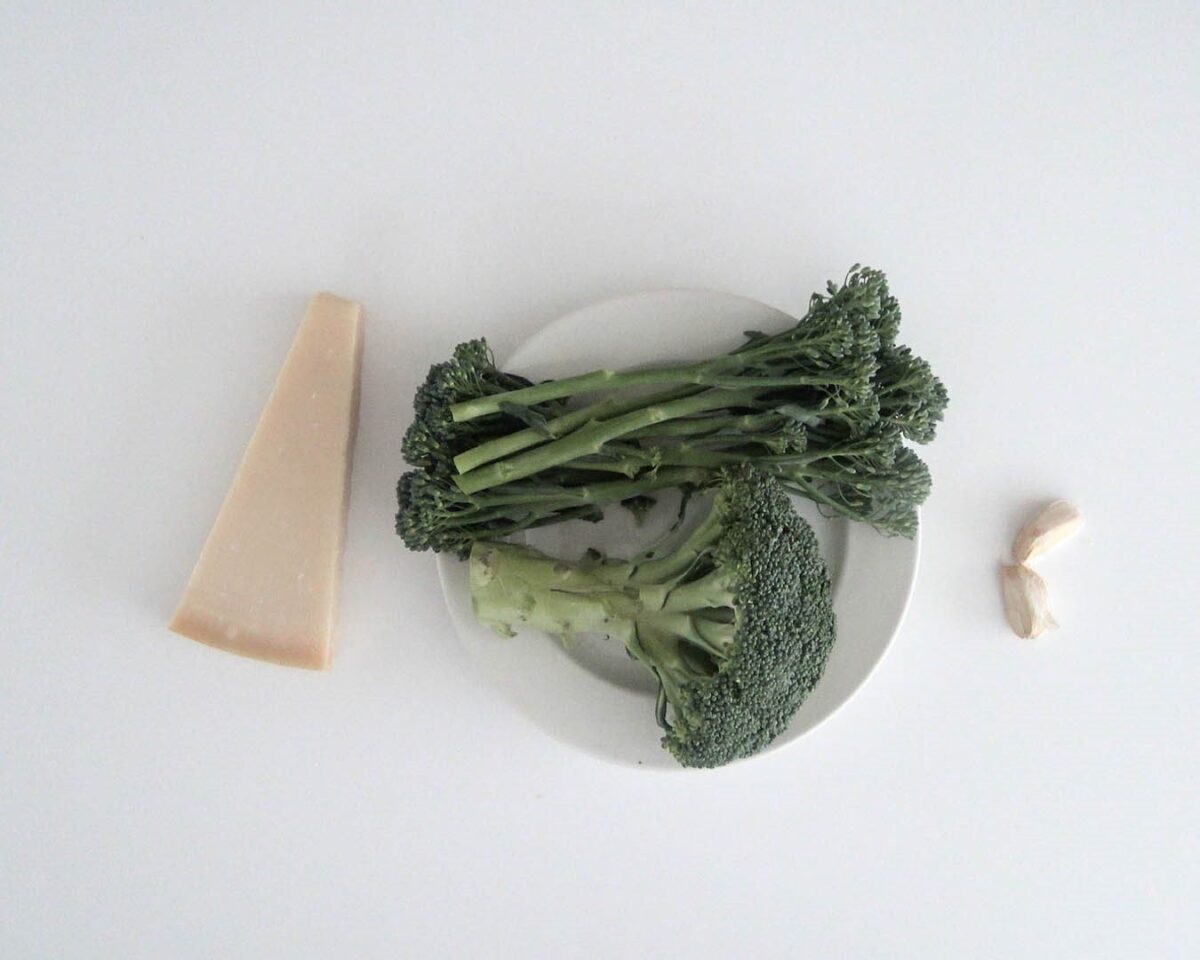 Pasta con brócoli, bimi y salchichas
