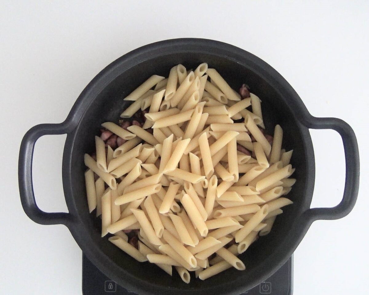 Pasta con brócoli, bimi y salchichas