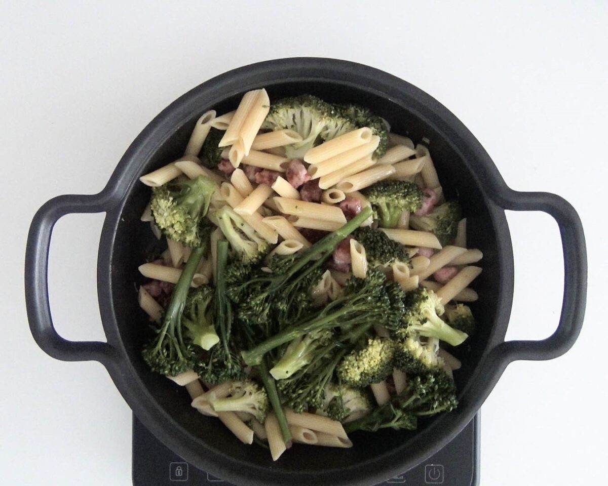 Pasta con brócoli, bimi y salchichas