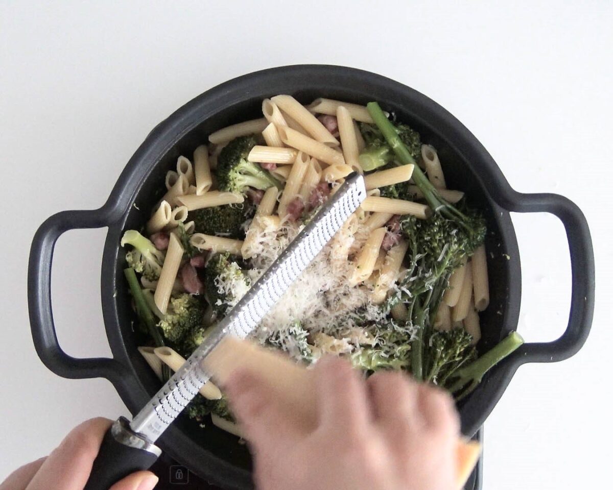Pasta con brócoli, bimi y salchichas