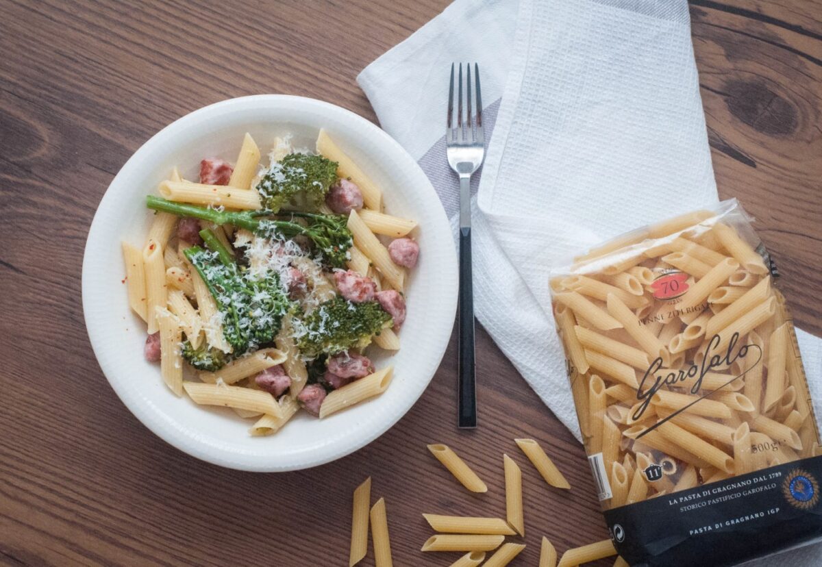 Pasta con brócoli, bimi y salchichas