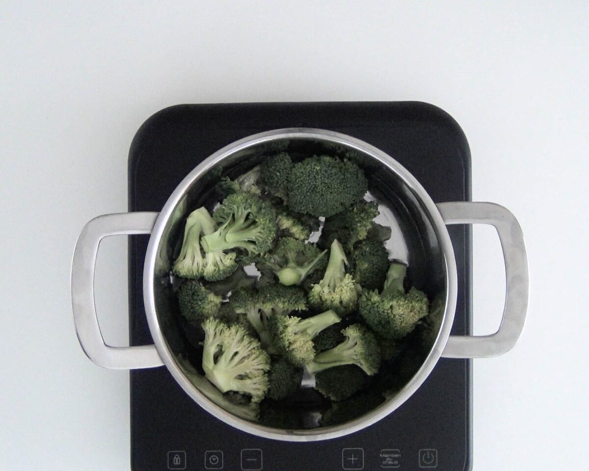 Pasta con brócoli, bimi y salchichas
