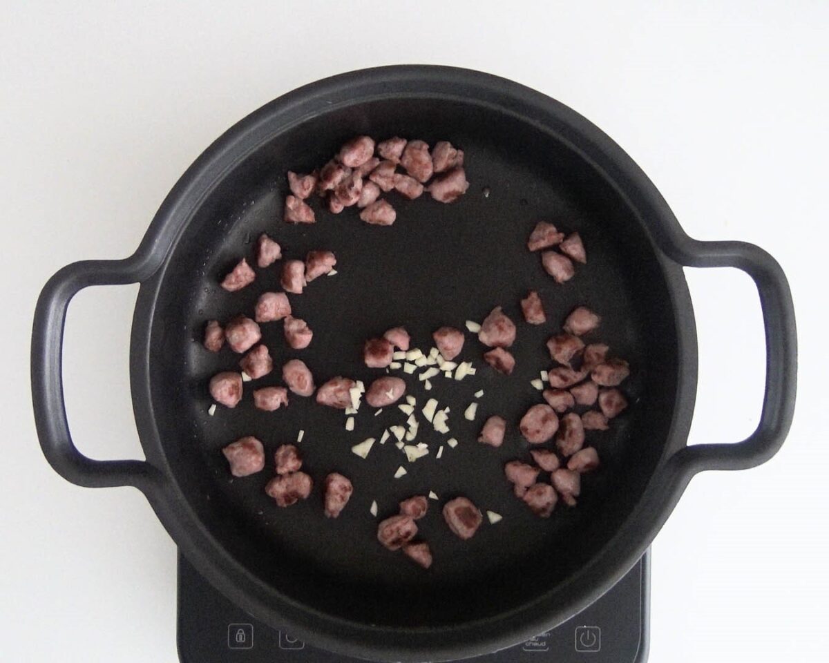 Pasta con brócoli, bimi y salchichas