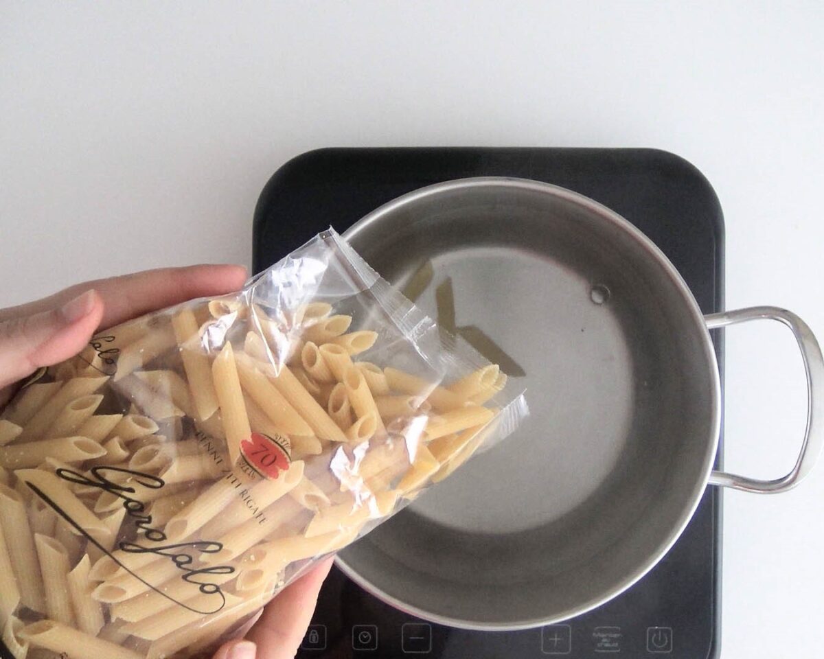 Pasta con brócoli, bimi y salchichas
