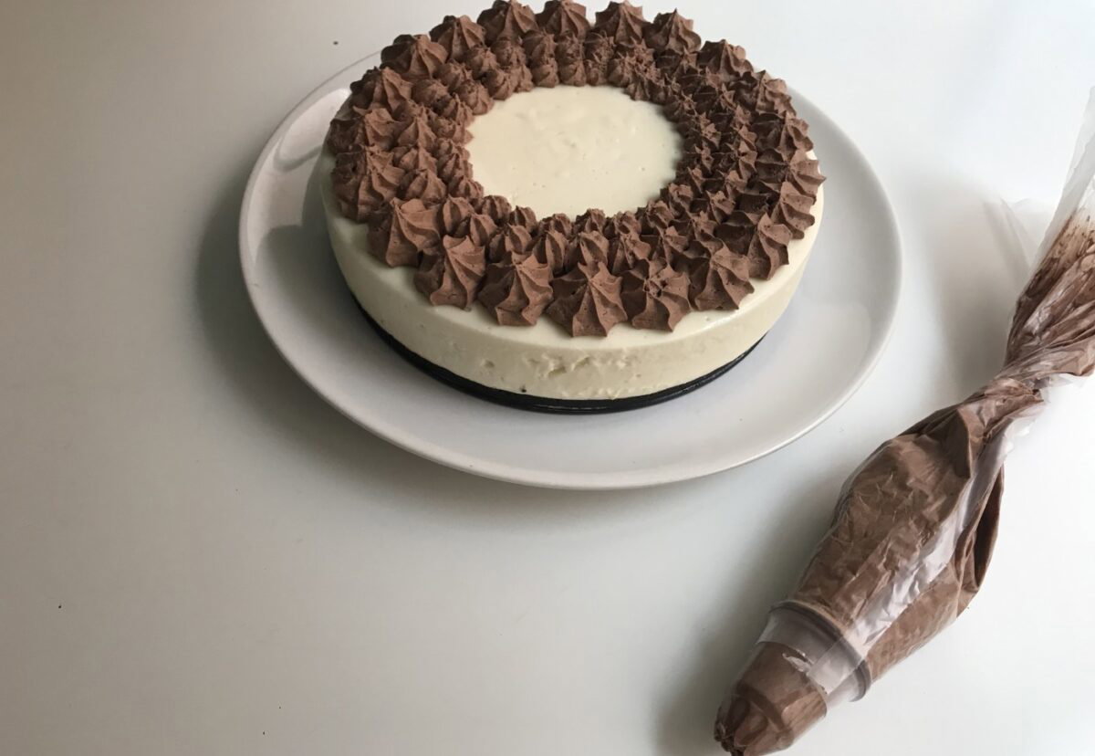 Tarta de Oreo y doble chocolate. Receta muy fácil y sin horno
