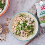 Ensalada de arroz con champiñones, queso, rúcula y anacardos. Receta para triunfar en verano