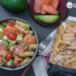 Ensalada de pasta con salmón y aguacate. La combinación perfecta para el verano