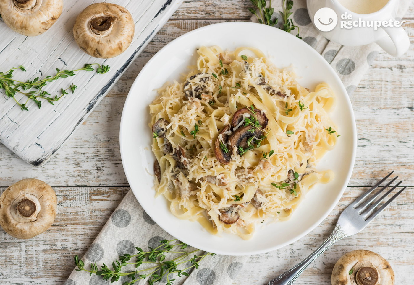 Fetuchini o Fettuccine Alfredo. Pasta con champiñones y jamón