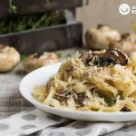 Fetuchini o Fettuccine Alfredo. Pasta con champiñones y jamón