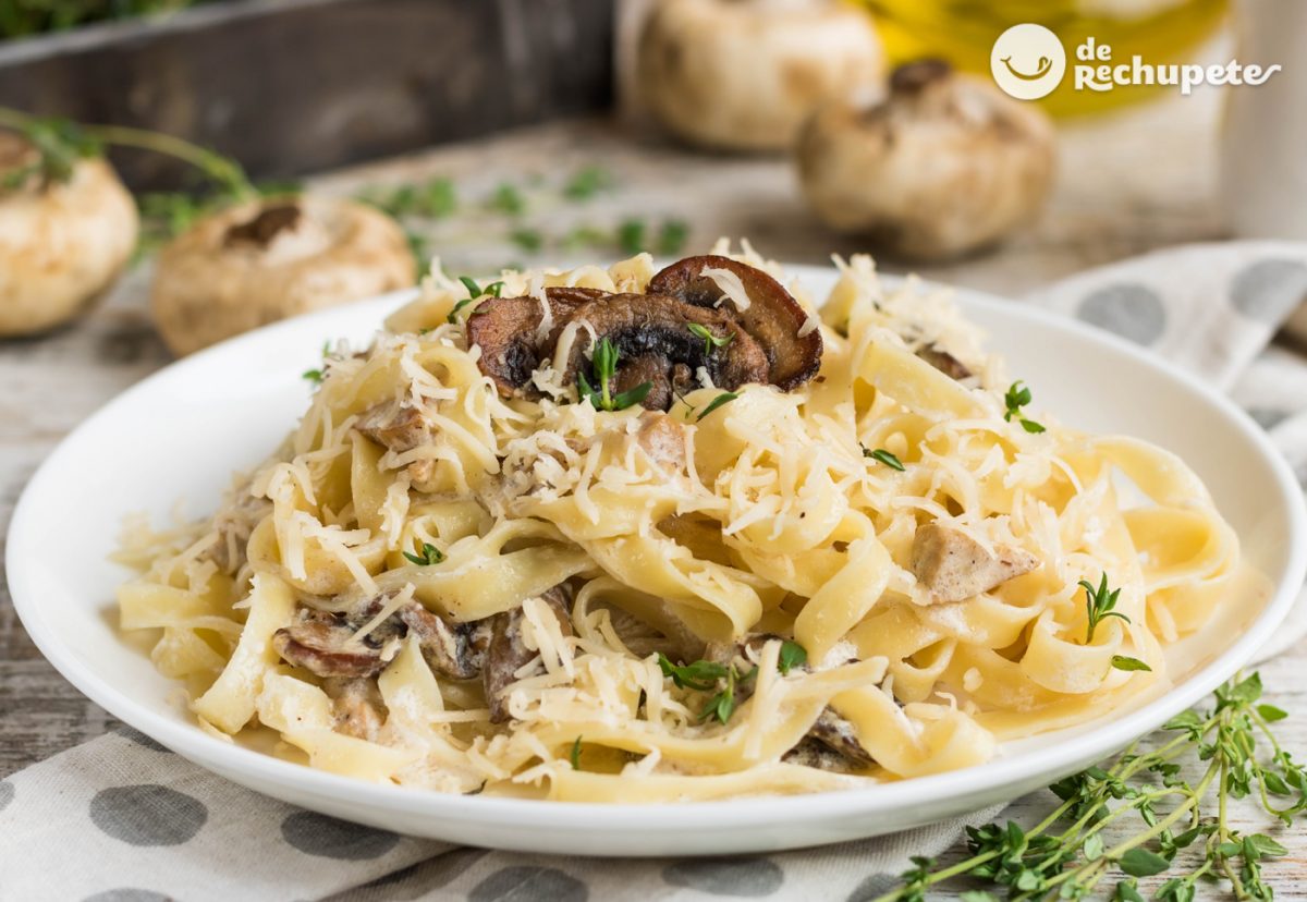 Fetuchini o Fettuccine Alfredo. Pasta con champiñones y jamón