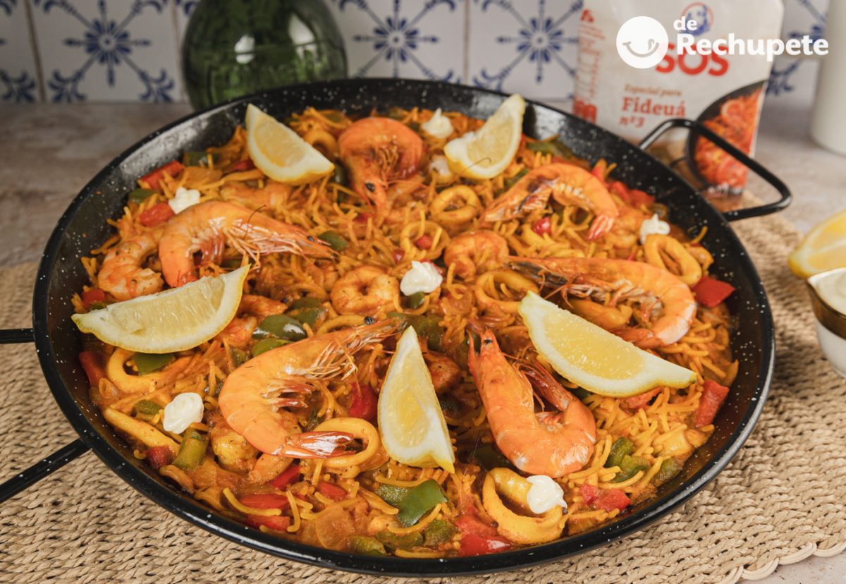 Fideuá o fideos con calamares