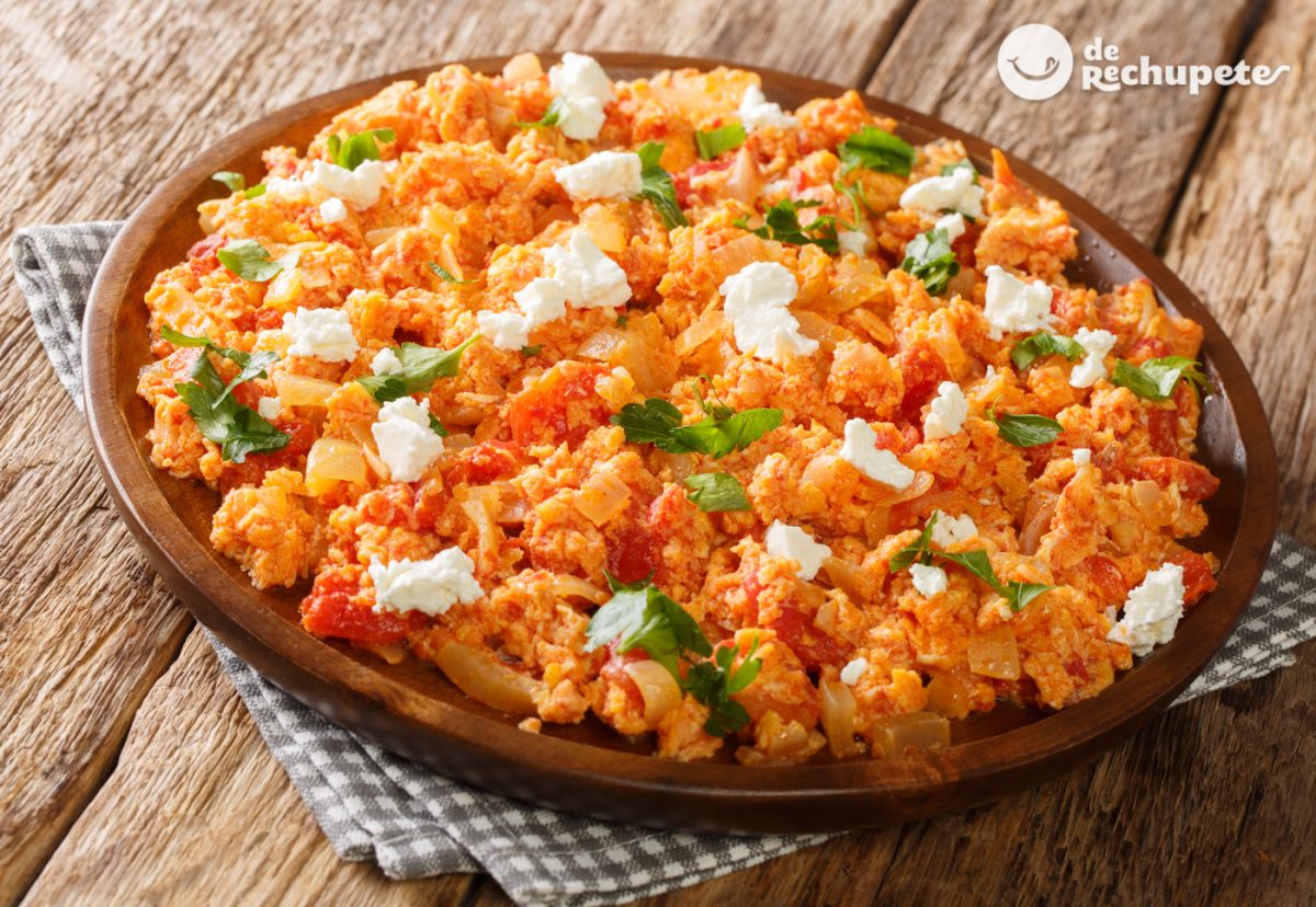 Strapatsada o revuelto de huevo y tomate. Receta griega paso a paso