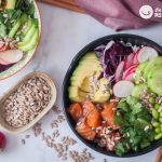 Poke bowl de salmón. Receta de arroz fácil y saludable