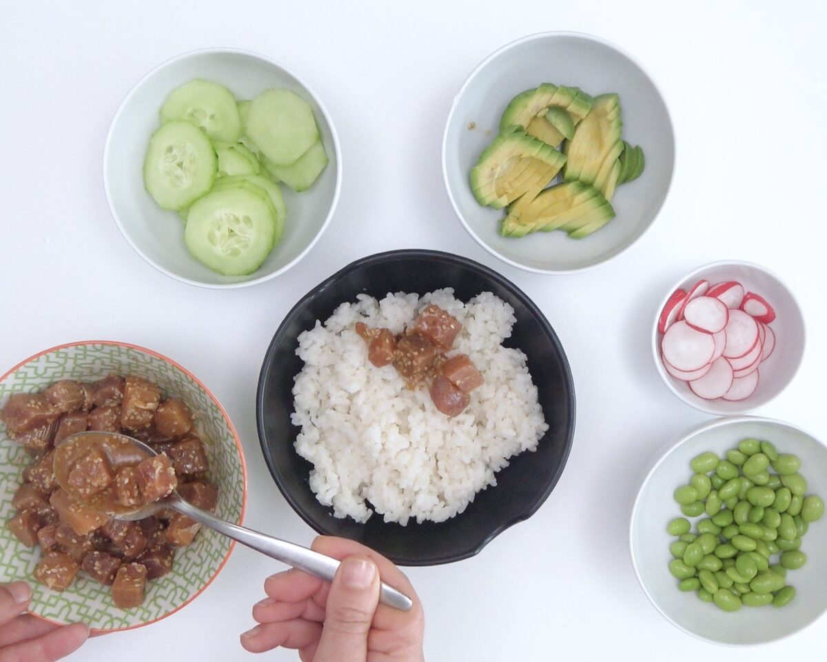 Cómo hacer poke bowl de arroz y atún. Receta sana y deliciosa