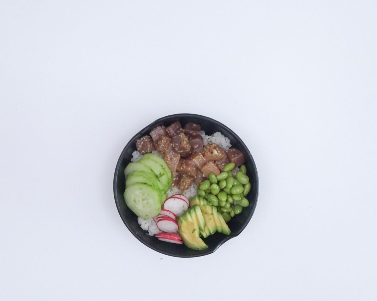 Cómo hacer poke bowl de arroz y atún. Receta sana y deliciosa