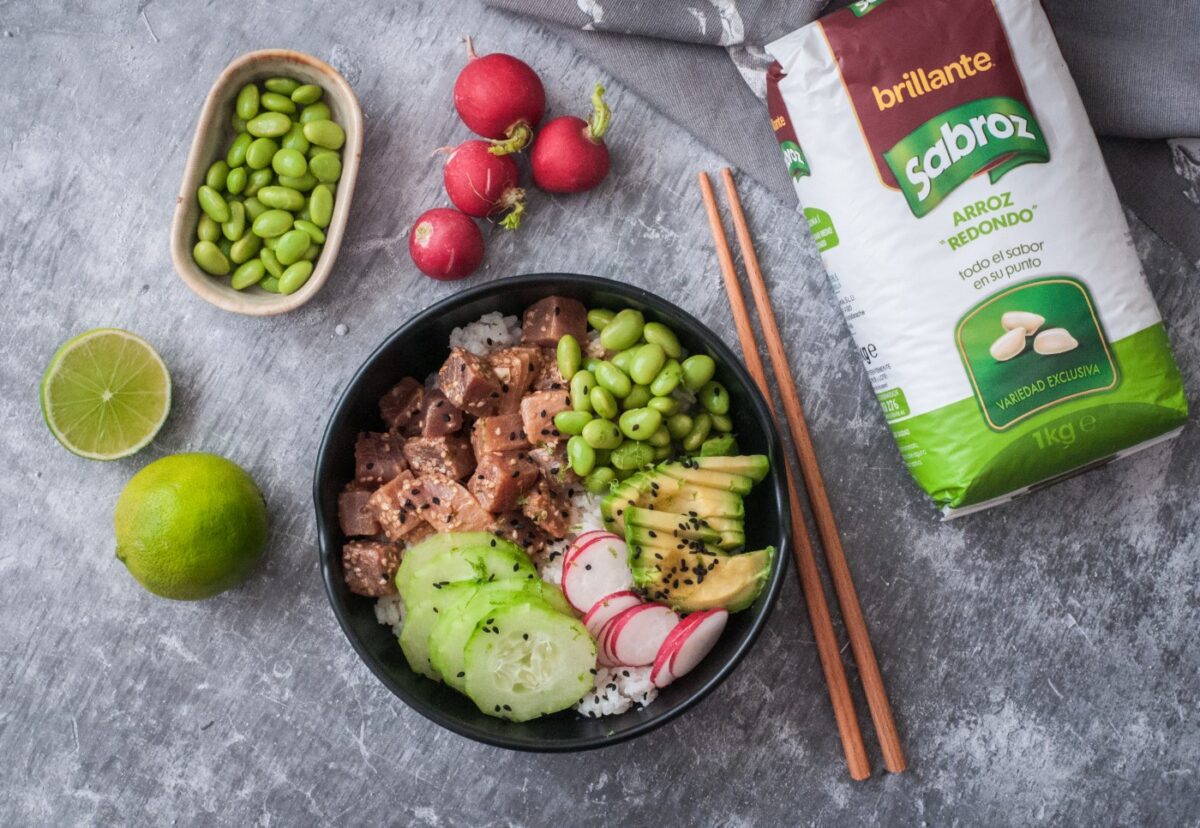 Cómo hacer poke bowl de arroz y atún. Receta sana y deliciosa