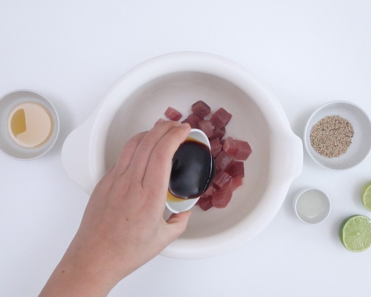 Cómo hacer poke bowl de arroz y atún. Receta sana y deliciosa