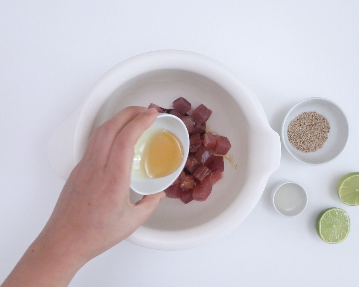 Cómo hacer poke bowl de arroz y atún. Receta sana y deliciosa