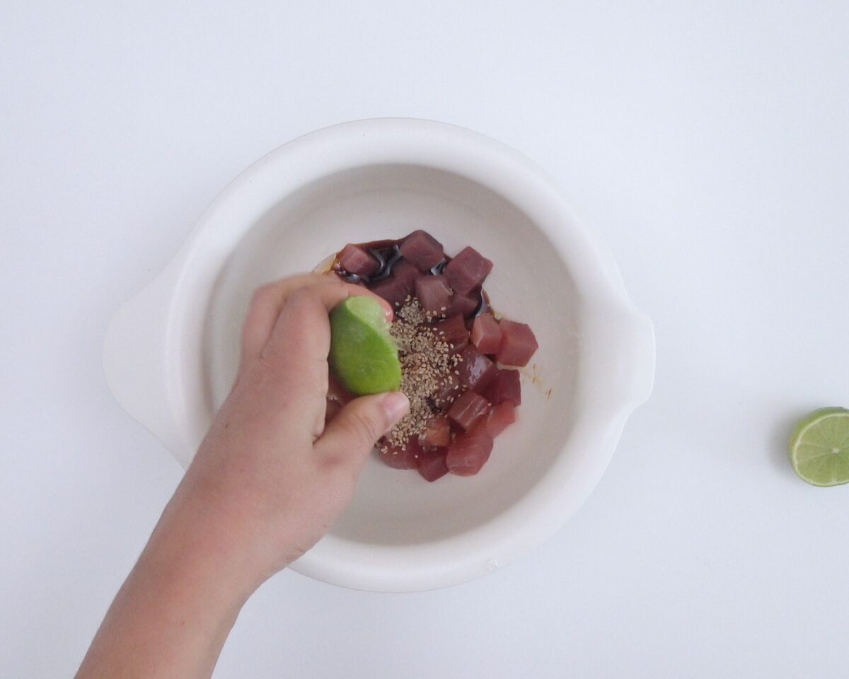 Cómo hacer poke bowl de arroz y atún. Receta sana y deliciosa