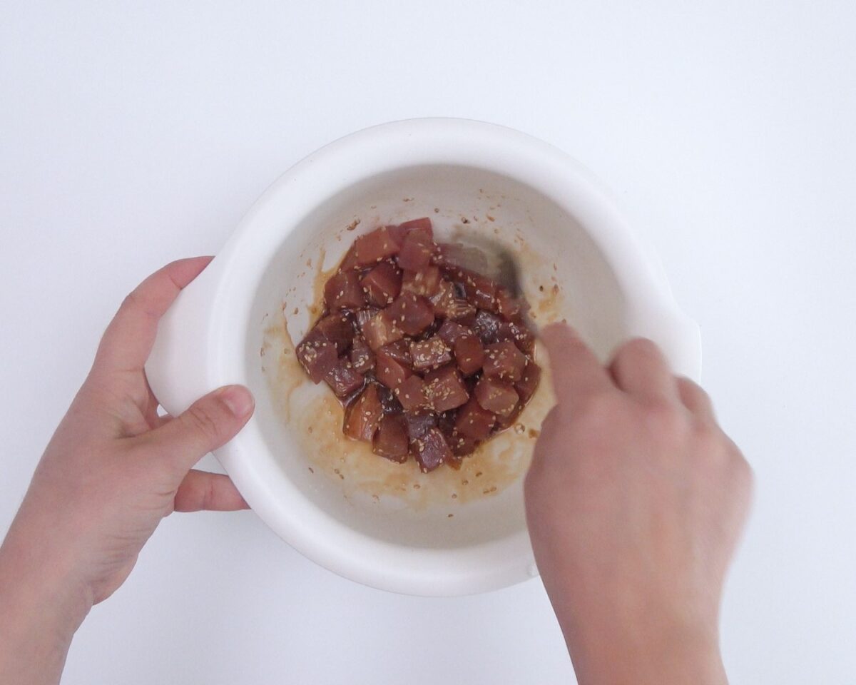 Cómo hacer poke bowl de arroz y atún. Receta sana y deliciosa