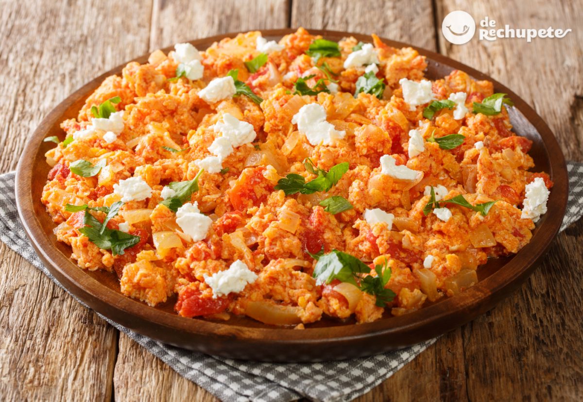 Strapatsada o revuelto de huevo y tomate. Receta griega paso a paso