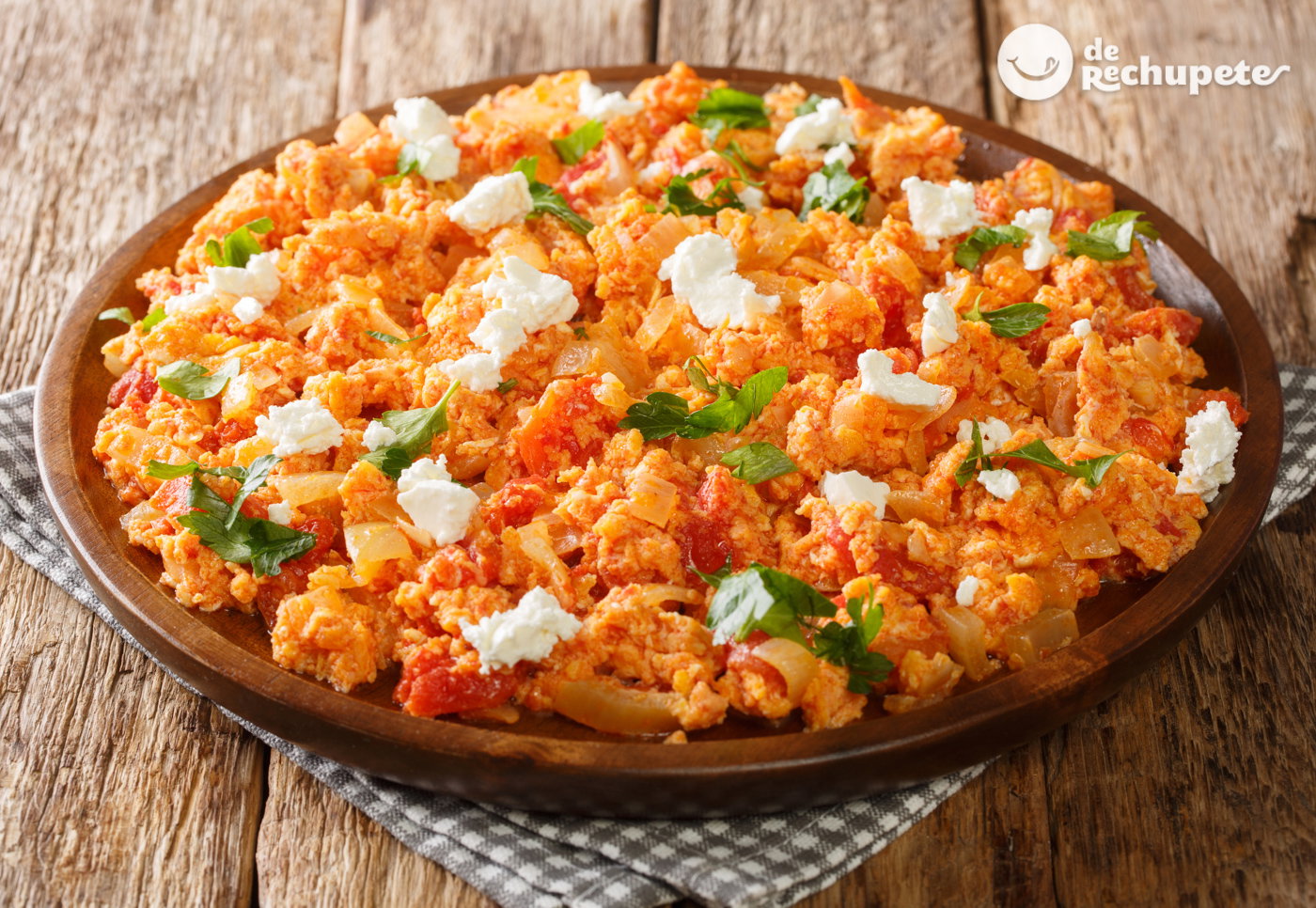 Strapatsada o revuelto de huevo y tomate. Receta griega paso a paso