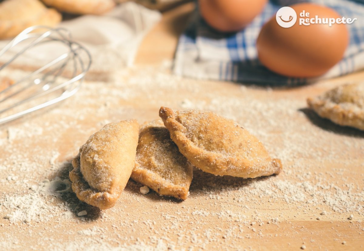 Empanadillas dulces rellenas de cabello de ángel o dulce de cidra. Postre tradicional andaluz