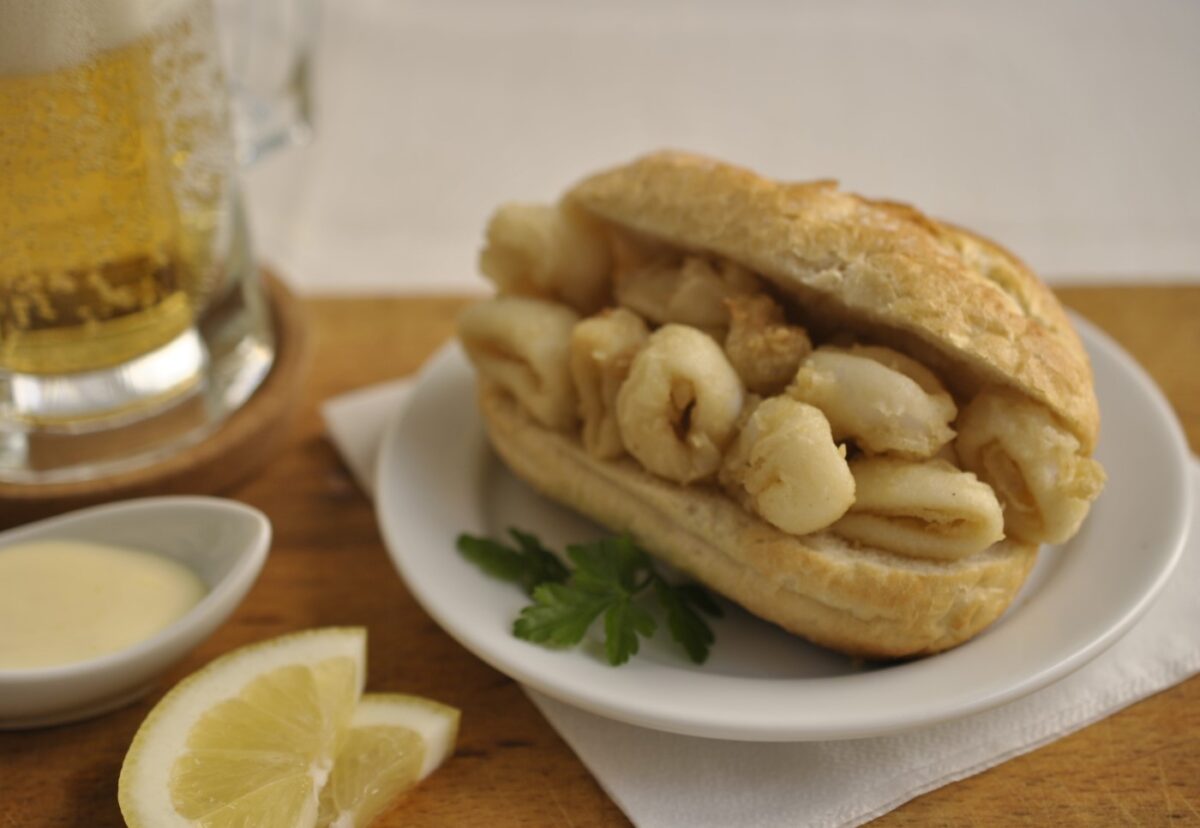 Bocata de chipirones rebozados y fritos