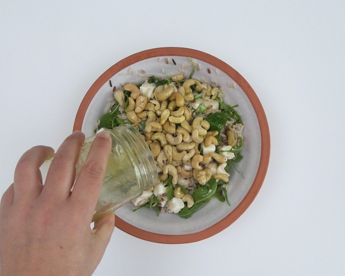 Ensalada de arroz con champiñones, queso, rúcula y anacardos. Receta para triunfar en verano
