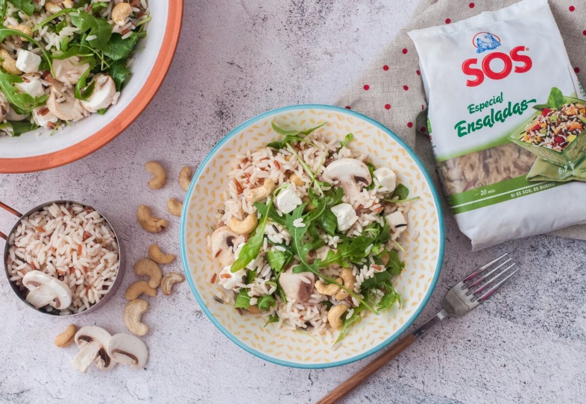 Ensalada de arroz con champiñones, queso, rúcula y anacardos. Receta para triunfar en verano