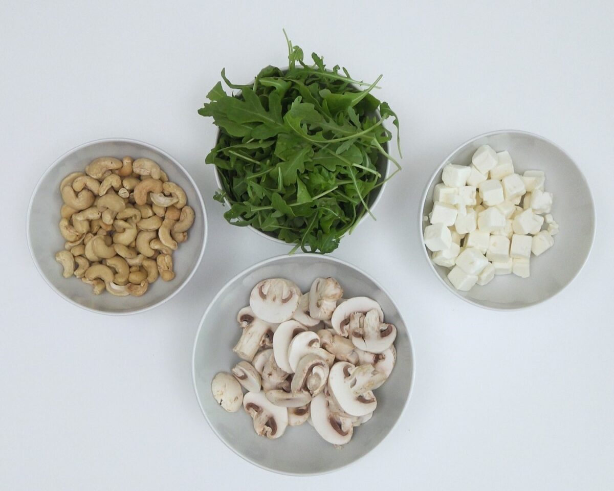 Ensalada de arroz con champiñones, queso, rúcula y anacardos. Receta para triunfar en verano