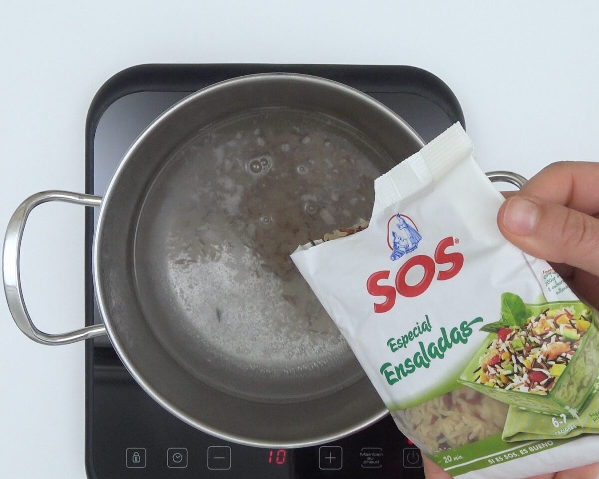 Ensalada de arroz con champiñones, queso, rúcula y anacardos. Receta para triunfar en verano