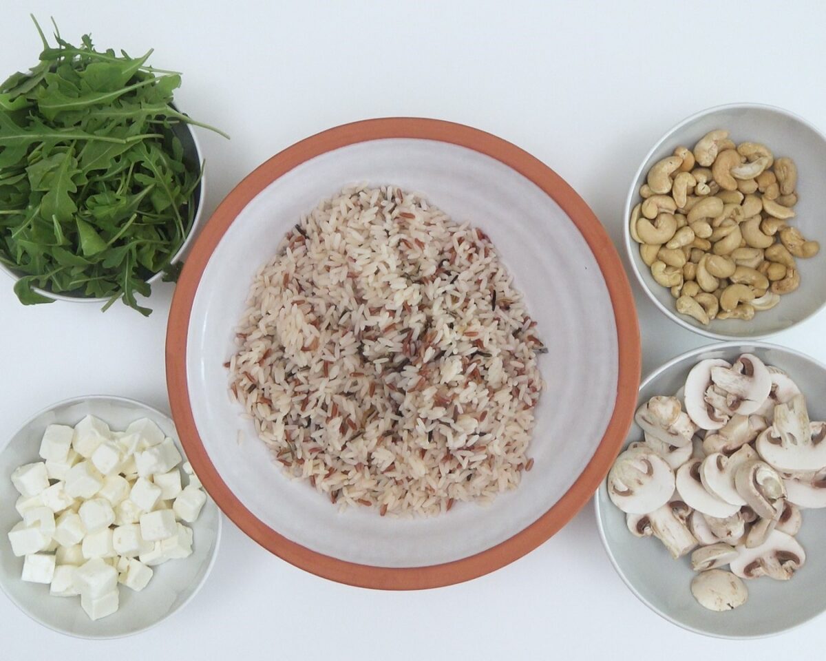Ensalada de arroz con champiñones, queso, rúcula y anacardos. Receta para triunfar en verano