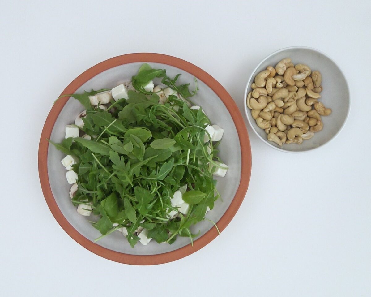 Ensalada de arroz con champiñones, queso, rúcula y anacardos. Receta para triunfar en verano